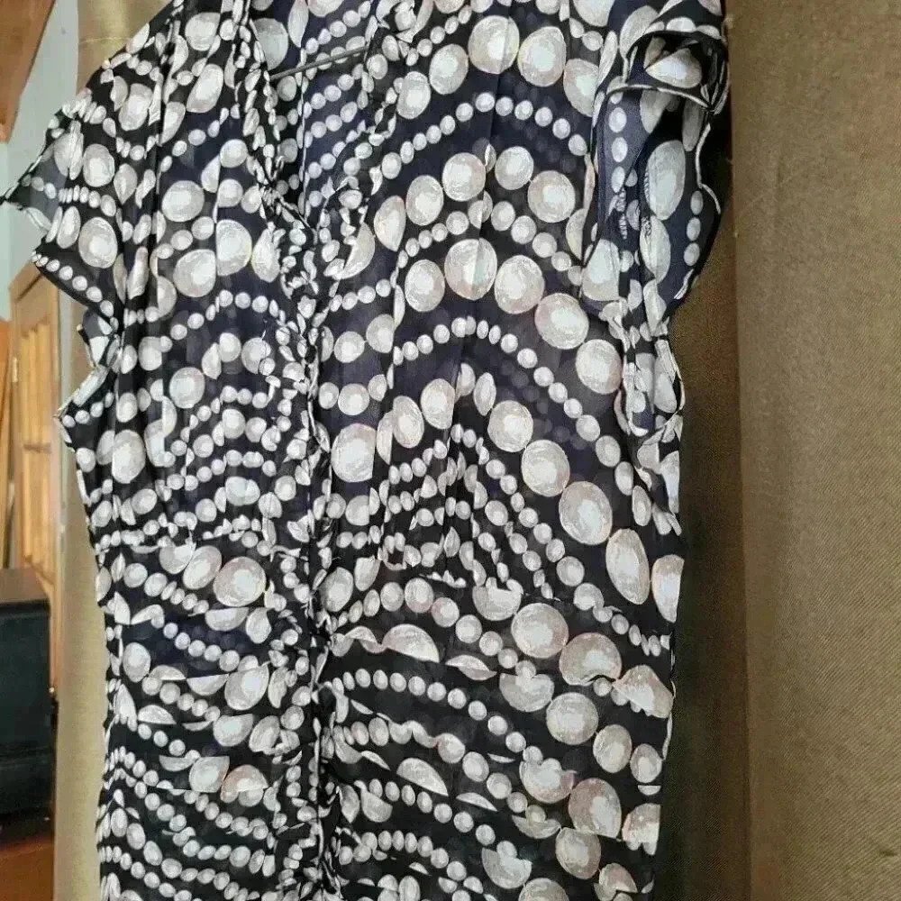 Light & airy summer top  with black white and tan med